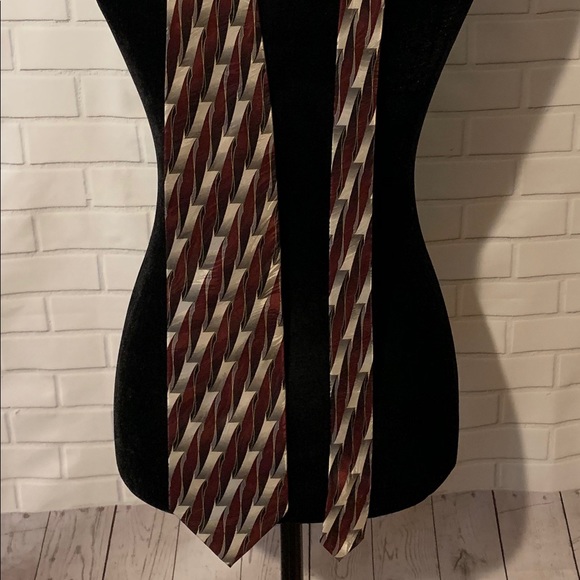 Covington Men’s Tie Burgundy & Silver Geometric - Picture 4 of 4